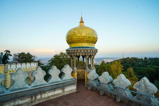 靠近树木和墙壁的圆顶建筑