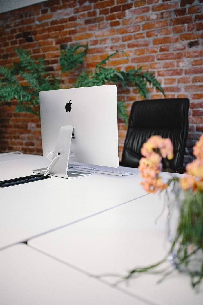 现代办公室内，老式砖墙