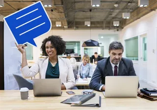 两人使用笔记本电脑