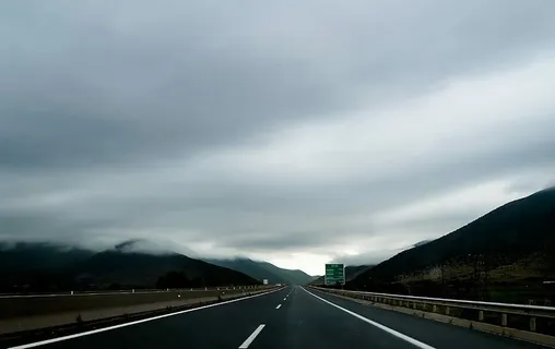 多云的天空下道路的全景 多云的天空下道路的全景