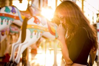 站在旋转木马前的女人