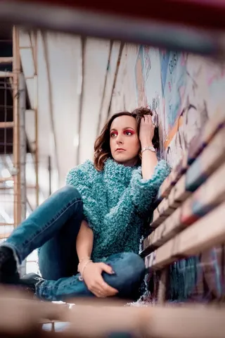 身穿绿白龟领衬衫的女子截屏