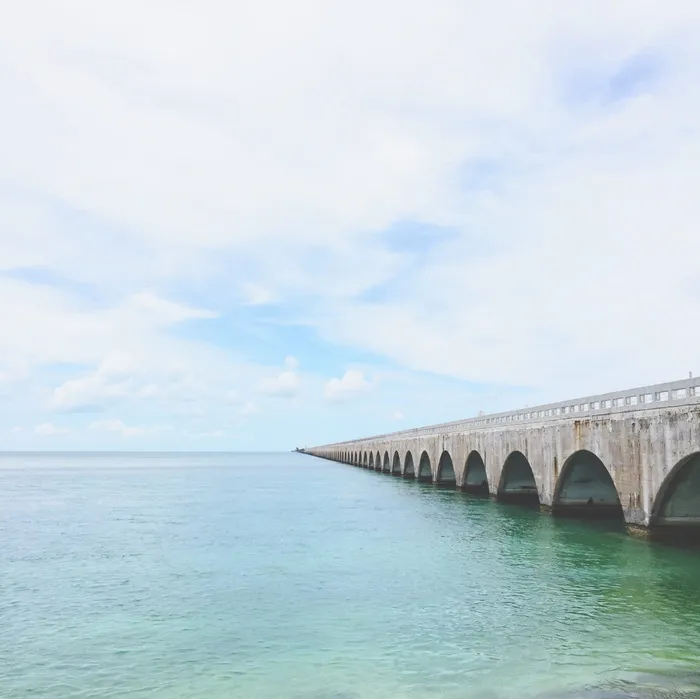 桥，河边，建筑，户外，旅游，水，建筑，天空