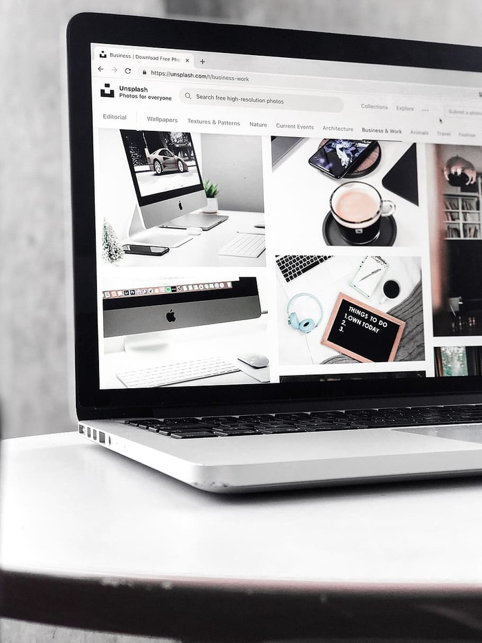 灰色和黑色的笔记本电脑打开显示iMac和咖啡的照片