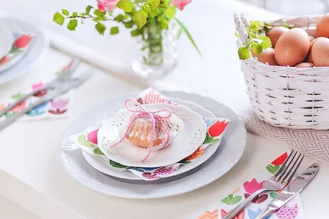 鸡蛋、篮子、盘子、桌子、餐具、餐巾、餐厅 鸡蛋、篮子、盘子、桌子、餐具、餐巾、餐厅