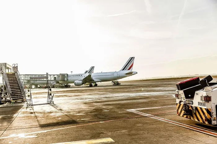 白色，灰色，飞机，人行道，白天，旁边，卡车，机场