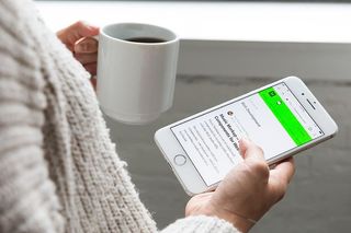 阅读网页设计博客Hackernoon的手机照片