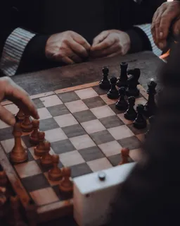 在国际象棋比赛中要选择棋子的人