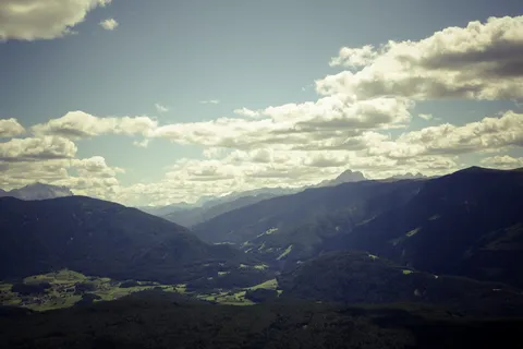 白天灰色多云天空下的黑山山脉 白天灰色多云天空下的黑山山脉