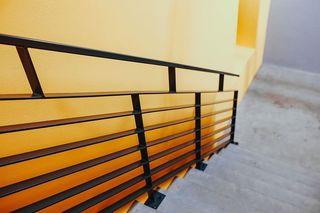 黄色墙壁旁的楼梯