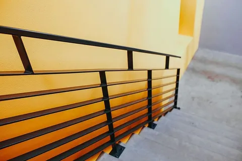 黄色墙壁旁的楼梯 黄色墙壁旁的楼梯