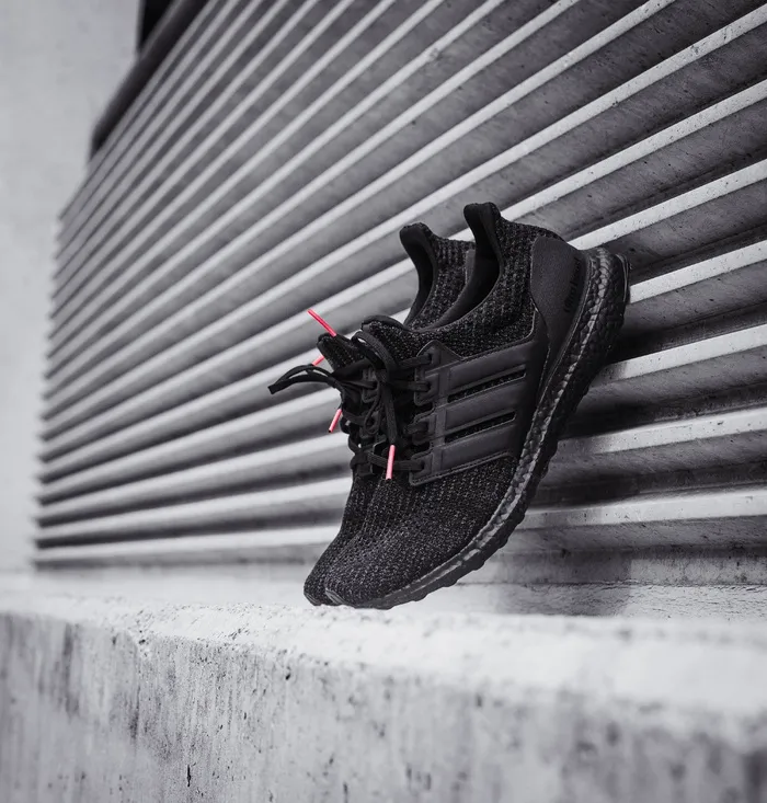 一双黑色阿迪达斯Ultra Boost鞋