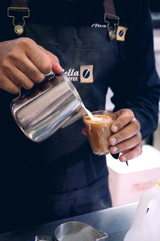 咖啡师、倒咖啡、浓缩咖啡、拿铁、拿铁艺术、牛奶、咖啡馆、咖啡