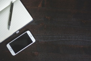关掉银色iphone 6，笔记本，银色，iphone，近，棕色，木质，表面