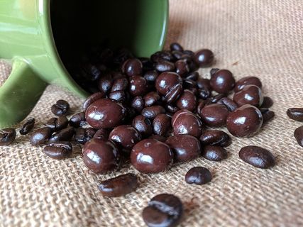 咖啡豆和巧克力从杯子里溢出