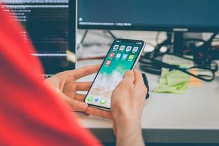 使用银色iPhone X的人