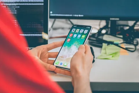 使用银色iPhone X的人 使用银色iPhone X的人