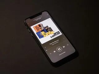 太空灰色iPhone X显示Spotify应用程序