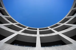 白天灰色混凝土建筑的低角度摄影