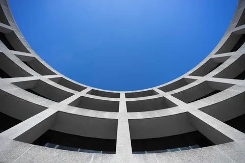 白天灰色混凝土建筑的低角度摄影 白天灰色混凝土建筑的低角度摄影