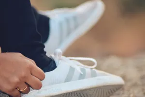 阿迪达斯鞋的特写照片
