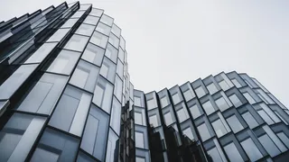 黑色和灰色建筑窗面板的低角度摄影