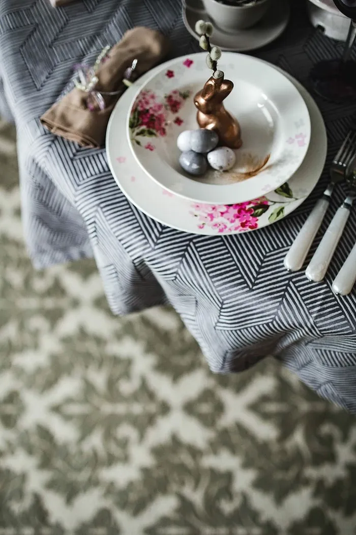 装饰着复活节图案的圆形餐桌