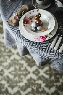 装饰着复活节图案的圆形餐桌