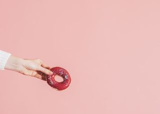 拿着甜甜圈的女人