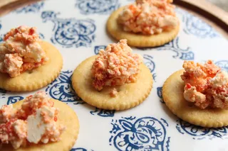 食品，山羊奶酪，农场新鲜，乳制品，羊奶酪，蓝盘子，食品和饮料，新鲜度