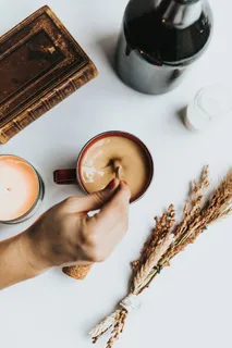红色陶瓷杯上的咖啡 红色陶瓷杯上的咖啡