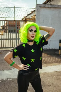 身穿黑色和绿色星形印花衬衫的女士 身穿黑色和绿色星形印花衬衫的女士
