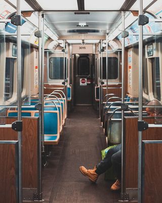 一个人独自坐在火车里