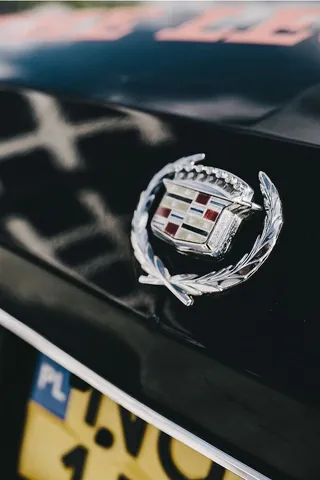 古董黑铬卡迪拉克轿车特写镜头