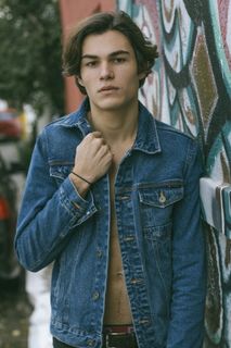 穿蓝色牛仔夹克的男人