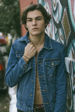 穿蓝色牛仔夹克的男人