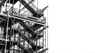 灰阶照片中的脚手架