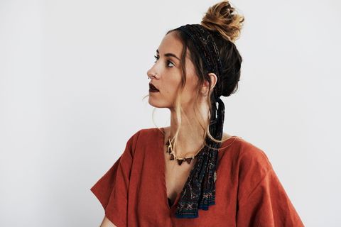 穿棕色V领上衣的女人