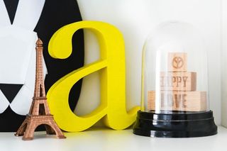 货架上的各种玩具和物品