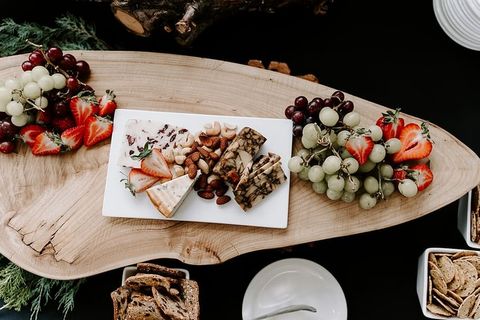 矩形托盘上的熟食