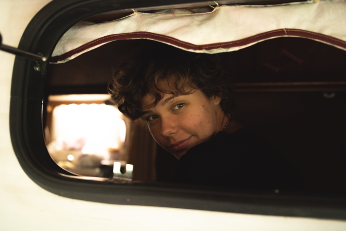 黑衣女人的选择性聚焦摄影