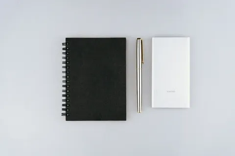 白色背景，工作室拍摄，无人，出版物，便笺簿，室内，书籍，简洁