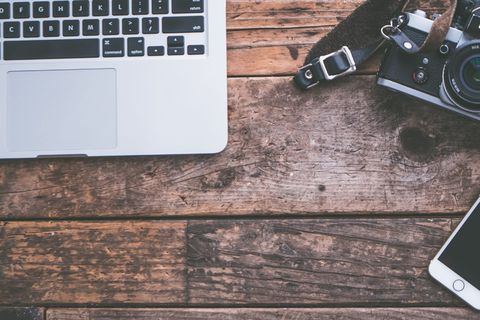 银色macbook、pro、棕色、surface、background、camera、computer、desk