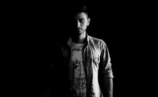 穿着衬衫的男人的灰度照片