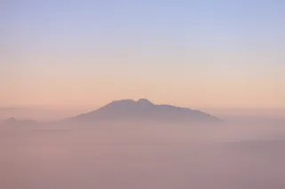 白天蓝天下的黑山