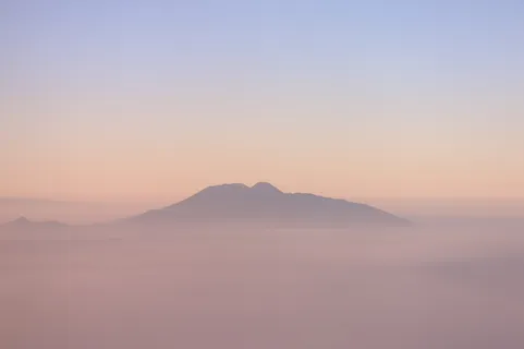白天蓝天下的黑山 白天蓝天下的黑山