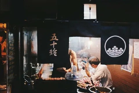 人,坐着,沙子,站着,旁边,长方形,灰色,桌子 人,坐着,沙子,站着,旁边,长方形,灰色,桌子