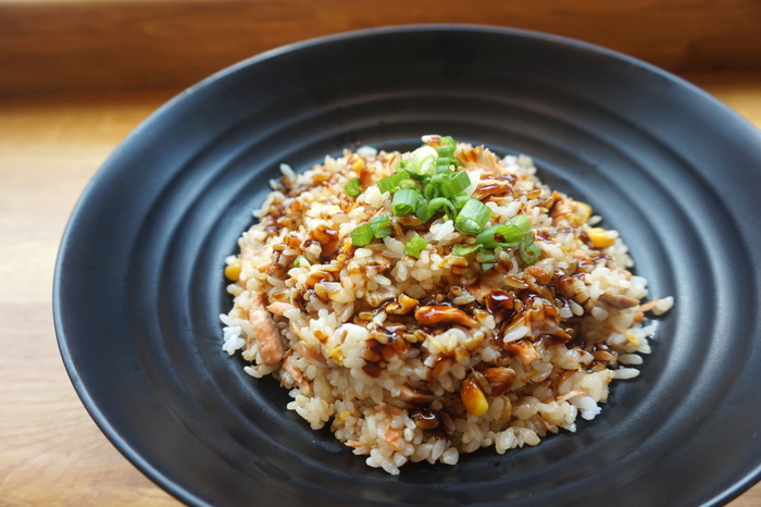 黑瓷盘米饭
