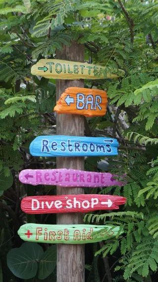 各种标识、目录、路标、方向、酒吧、卫生间、餐厅、库拉索岛