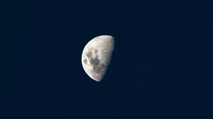 半月，月亮，太空，望远镜，天体摄影，夜晚，天文学，天空